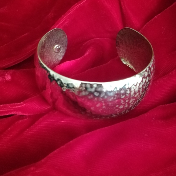 Vintage Hammered Gold Metallic Bangle Bracelet - Picture 2 of 4